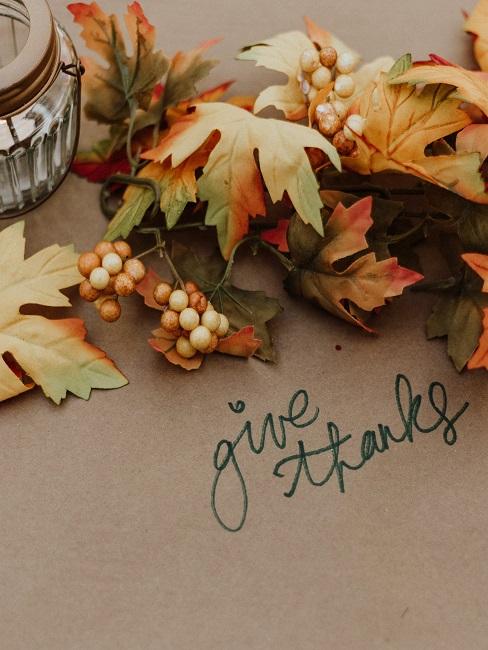 Erntedankfest Deko Laub als herbstliche Deko neben dem Schriftzug Give Thanks