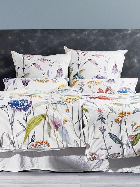 Florale Bettwäsche auf dem Boxspring-Bett.