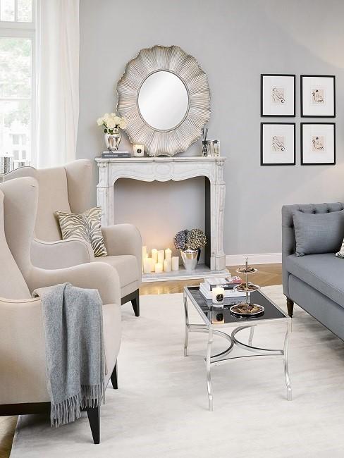 Kaminzimmer Creme Cremefarbenes Kaminzimmer mit Sessel, Tisch, Sofa, Spiegel und Kerzen
