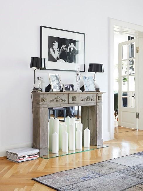 Kaminkonsole in Kaminzimmer mit großen weißen Kerzen