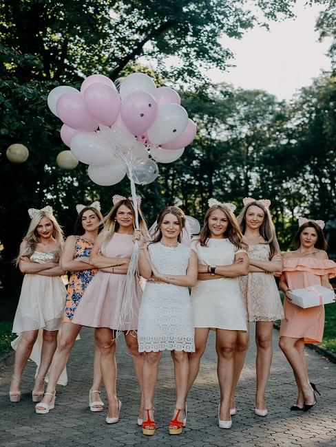 Frauen beim JGA mit Luftballons