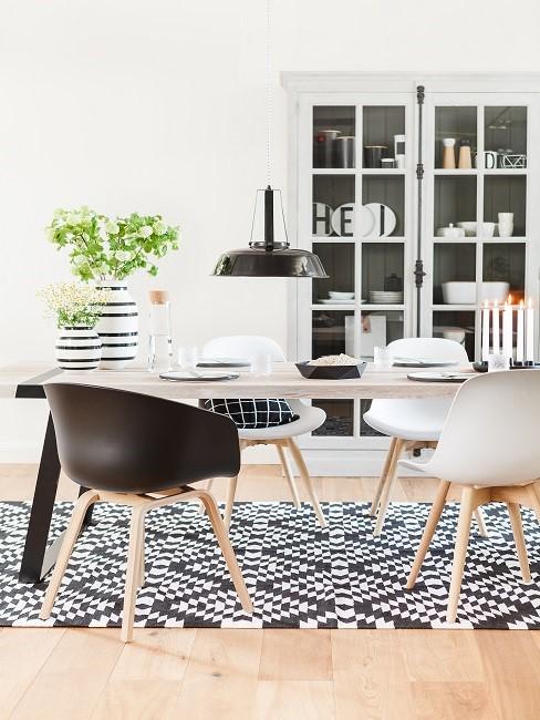 Esszimmer skandinavisch schwarz weiß Esszimmer skandinavisch mit schwarzen und weißen Stühlen und Teppich
