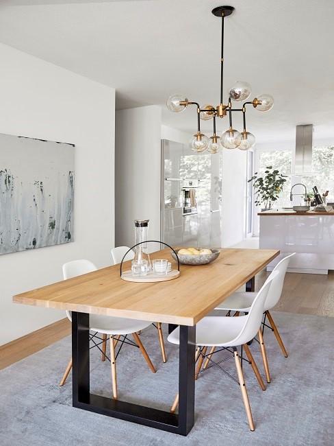 Großes Esszimmer skandinavisch mit weißen Stühlen, Holztisch, grauem Teppich