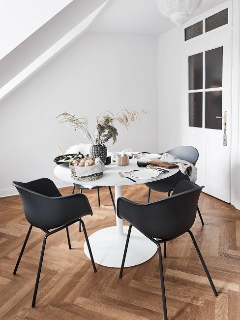 Esszimmer skandinavisch mit weißen Tisch und schwarzen Stühlen