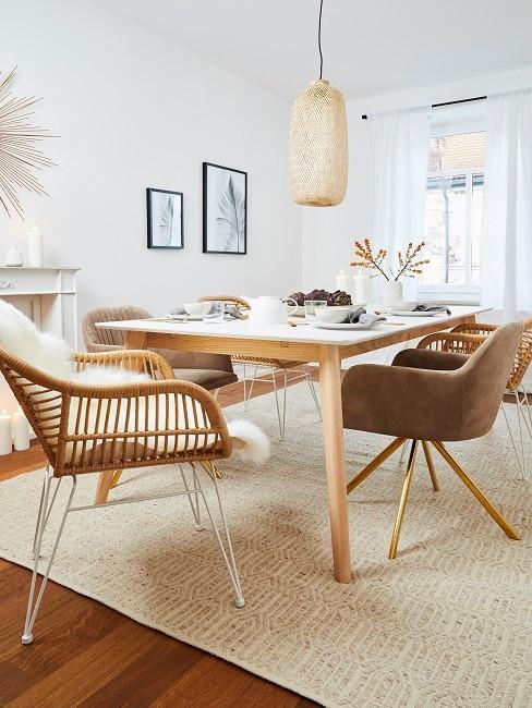 Esszimmer skandinavisch mit braunen Stühlen, hellem Holztisch und cremefarbenem Teppich
