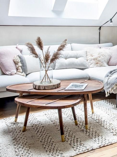 Ovaler Holztisch Möbel oval: Ovaler Holztisch mit Pflanzendeko auf Teppich in Wohnzimmer