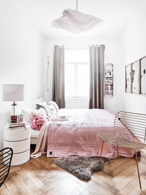 Kleines Schlafzimmer Kleines Schlafzimmer mit passendem Bett