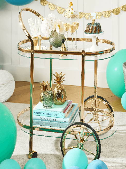Jugendweihe Deko goldener Essenswagen Jugendweihe Deko: Goldener Servierwagen mit Essen und Getränken