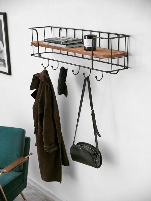 Wand-Garderobe mit Abstellbrett und Haken