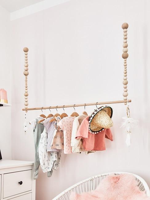 Kinderzimmer in Rosa mit Wandgarderobe