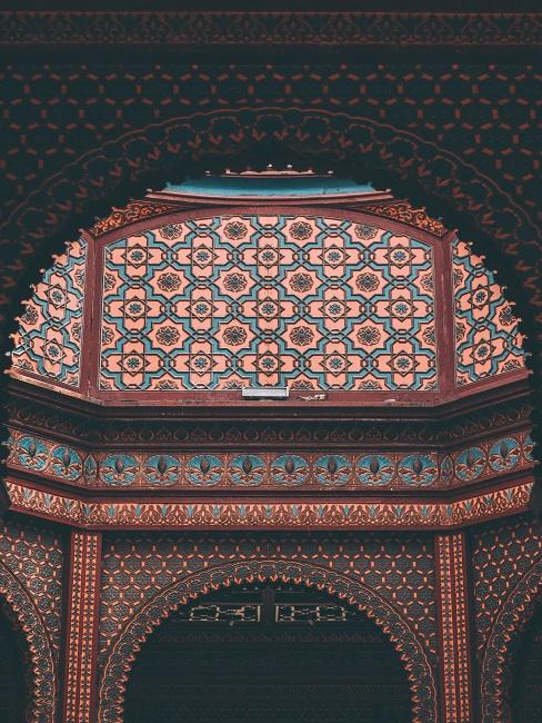 Indian Style Gebäude von innen mit einer lichten Kuppel, die Wände sind in indischen Farben und mit indischem Muster geschmückt