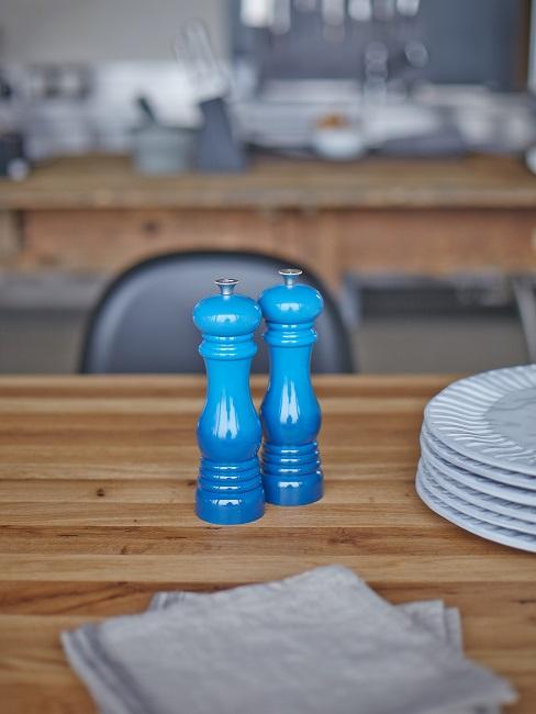 Blaue Salz- und Pfefferstreuer auf einem Holztisch
