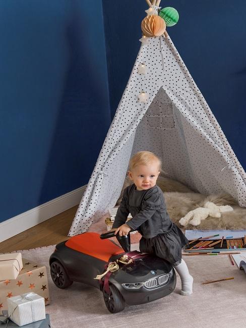 Kinderzimmer mit Tipi in Blau