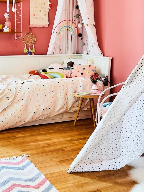 Buntes Kinderzimmer mit einer roten Wandfarbe