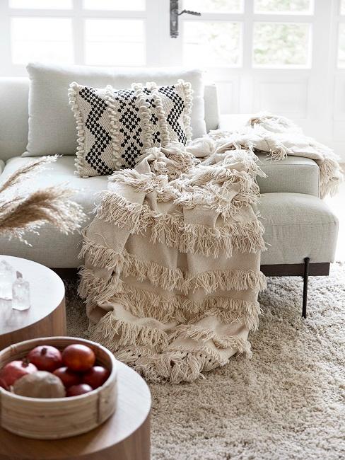 Helles Sofa mit Boho Kissen und hellem Plaid