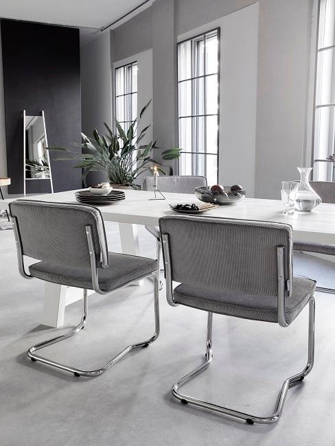 Modernes Esszimmer in Grau und Weiß