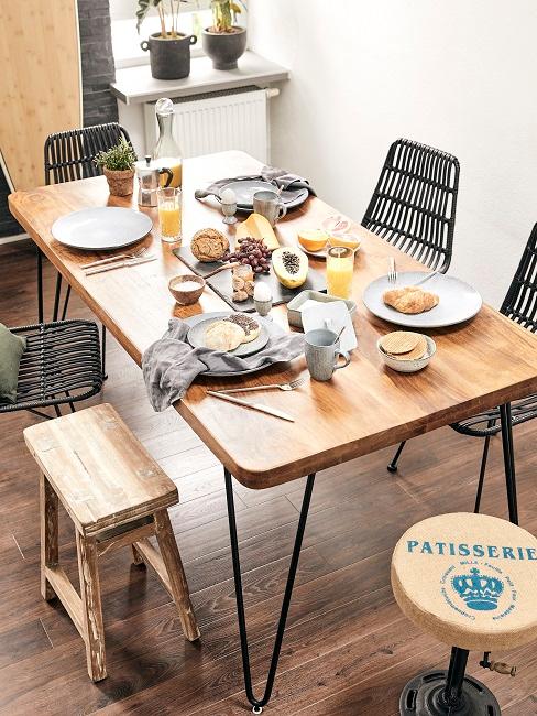 Modernes Esszimmer mit Holz in Braun