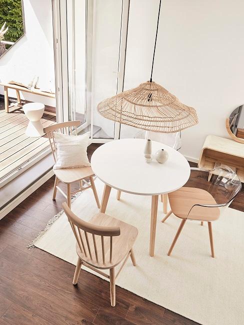 Modernes Esszimmer mit japanischer Einrichtung