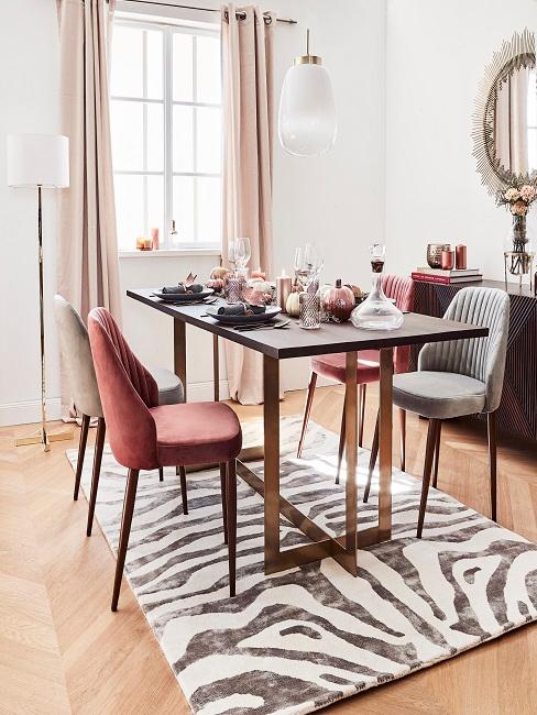 Modernes Esszimmer im jungle Look