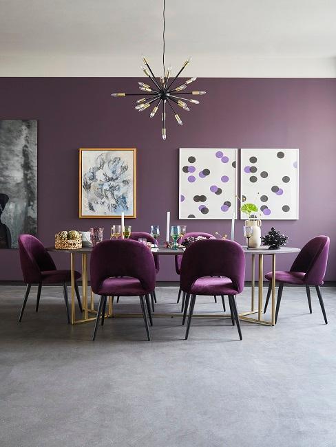 Modernes Esszimmer in Lilatönen