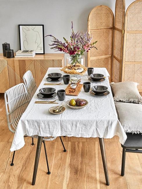 Modernes Esszimmer mit nordischer Einrichtung