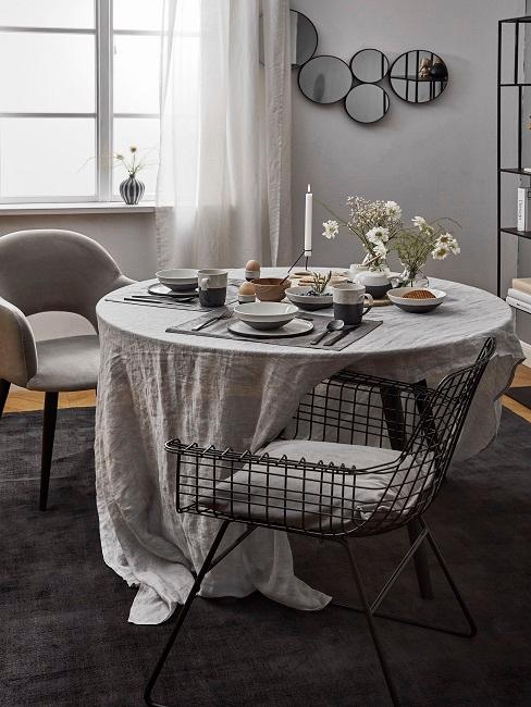 Modernes Esszimmer in Grau im Romantic Look