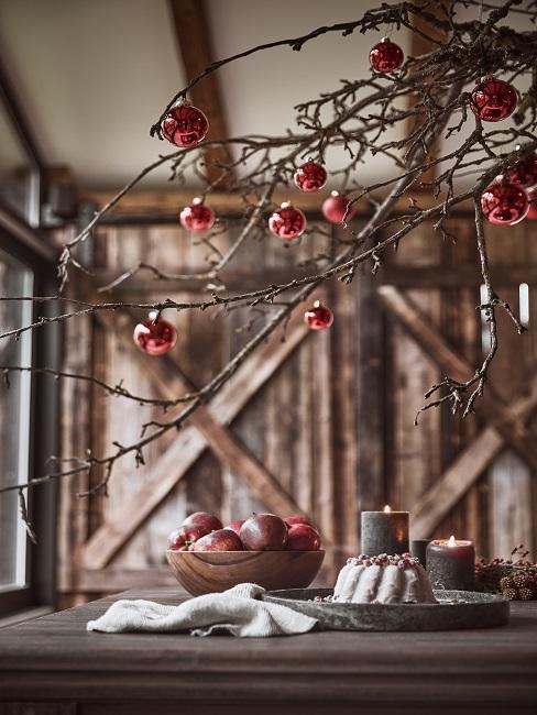 Ast dekorieren rote Weihnachtskugeln Ast dekorieren mit roten Weihnachtskugeln