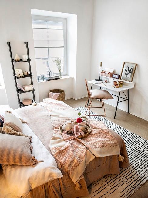 Kleines Schlafzimmer mit einer gemütlichen Einrichtung.
