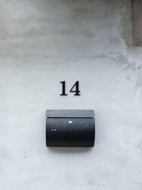 Minimalistische Haus Deko Hausnummer über Briefkasten