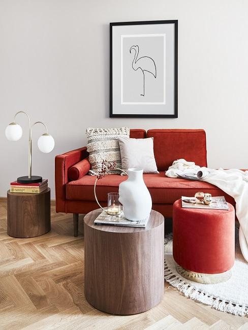 Farbkombinationen Rotes Sofa und Hocker mit braunen Beistelltischen aus Holz