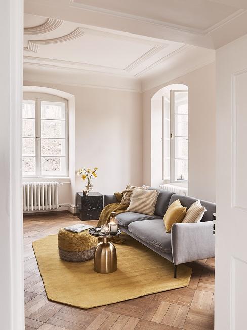 Farbkombinationen Wohnzimmer in Senfgelb und Grau