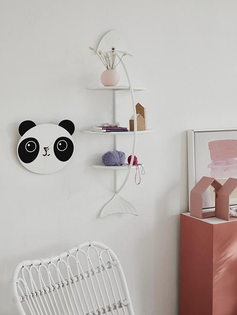 Weißes Wandregal in Babyzimmer