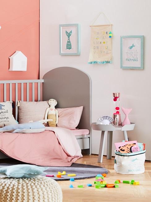 Wandbilder in buntem Kinderzimmer mit Bett und Beistelltisch