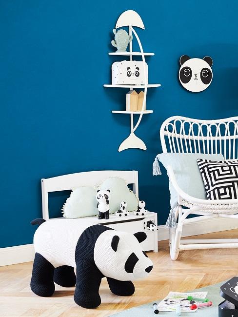 Blaue Wand in Kinderzimmer mit viel Panda-Deko
