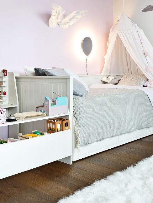 Gemütliches Kinderzimmer mit Bett und Spielbereich