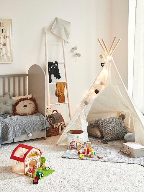 Weißes Tipi Zelt in Kinderzimmer mit Spielzeug