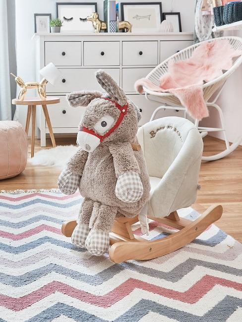 luxus Kinderzimmer Schaukelstuhl Esel Teppich Bunter Teppich im Kinderzimmer mit einem Schaukelstuhl für Kinder und einem Kuscheltier Esel darauf sitzend