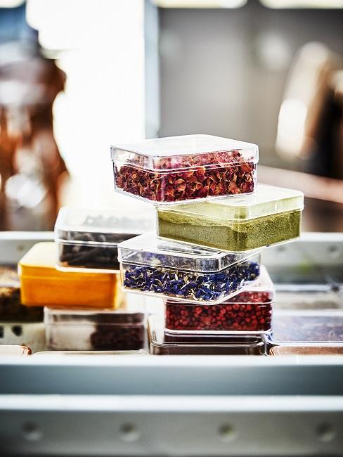 Lagerungsboxen von Gewürzem im Kühlschrank