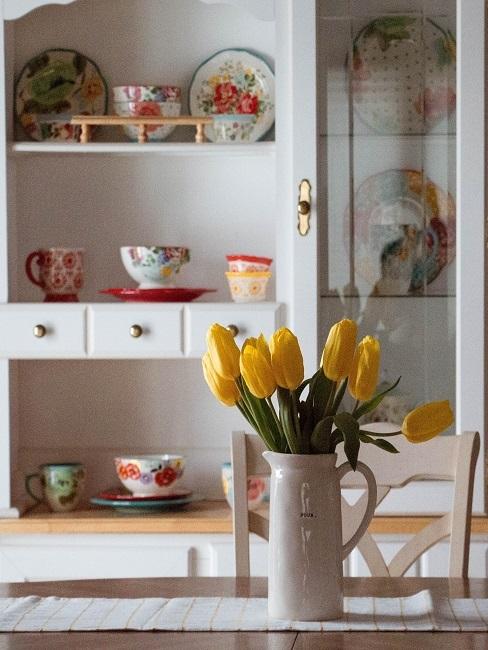 Gelber Tulpenstrauß auf Küchentisch