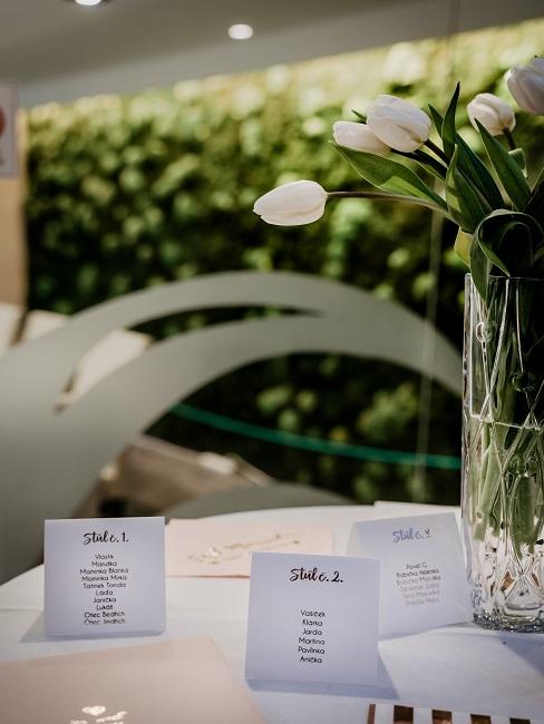 Weiße Tulpen auf einem Tisch als Hochzeitsdeko