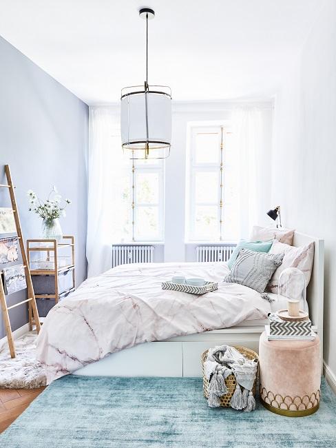 Kleines Schlafzimmer mit Bett mit Stauraum