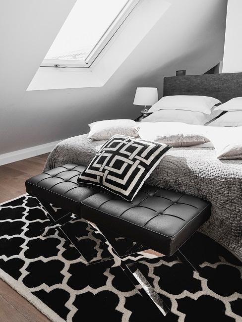 Kleines Schlafzimmer mit Dachschräge