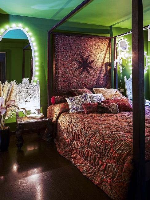 Kleines Schlafzimmer mit Spiegel