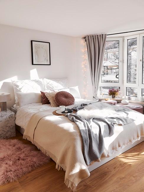 Kleines Schlafzimmer mit großem Fenster