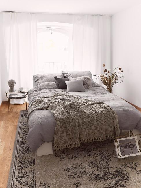 Kleines Schlafzimmer eingerichtet in Grau