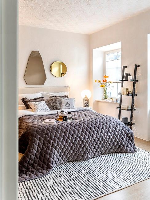 Kleines Schlafzimmer mit offenem Regal
