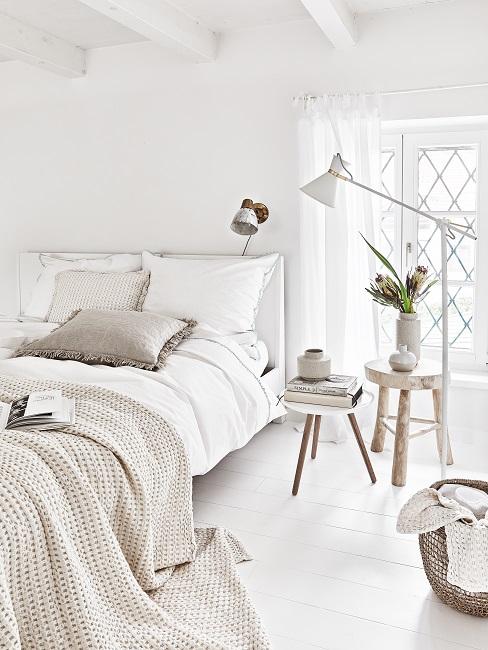 Kleines Schlafzimmer in Weiß