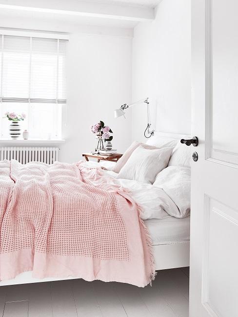 Kleines Schlafzimmer in hellen Farben