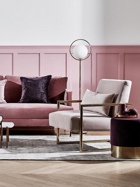 Pastellrosa Wand in Wohnzimmer mit rosa Sofa, Sessel und beerenfarbigen Kissen