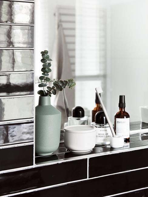 cuarto-de-bano-moderno Cuarto de baño negro con estanterías y productos de baño
